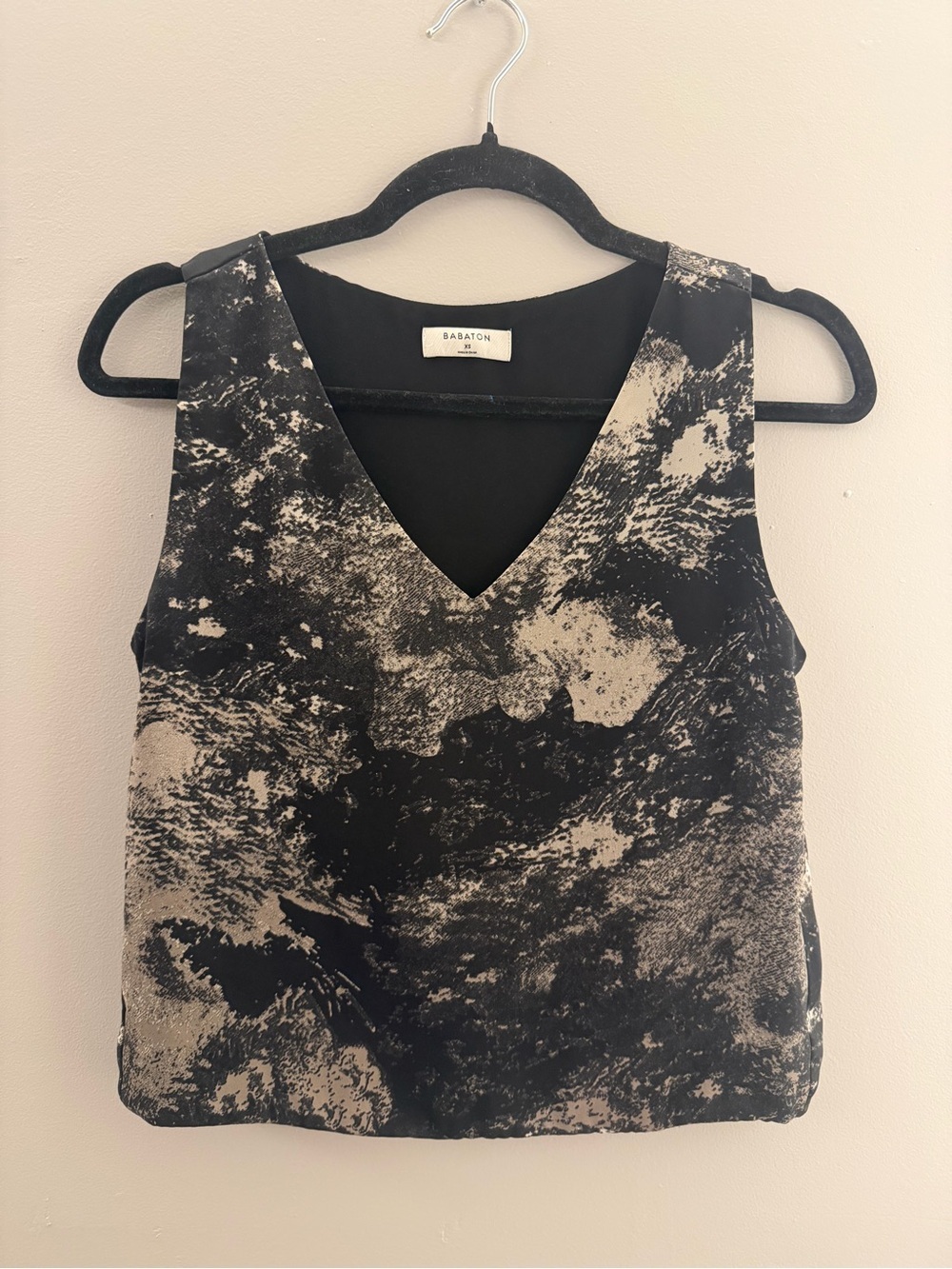 Babaton Black and Beige Abstract V-Neck Sleeveless Camisole